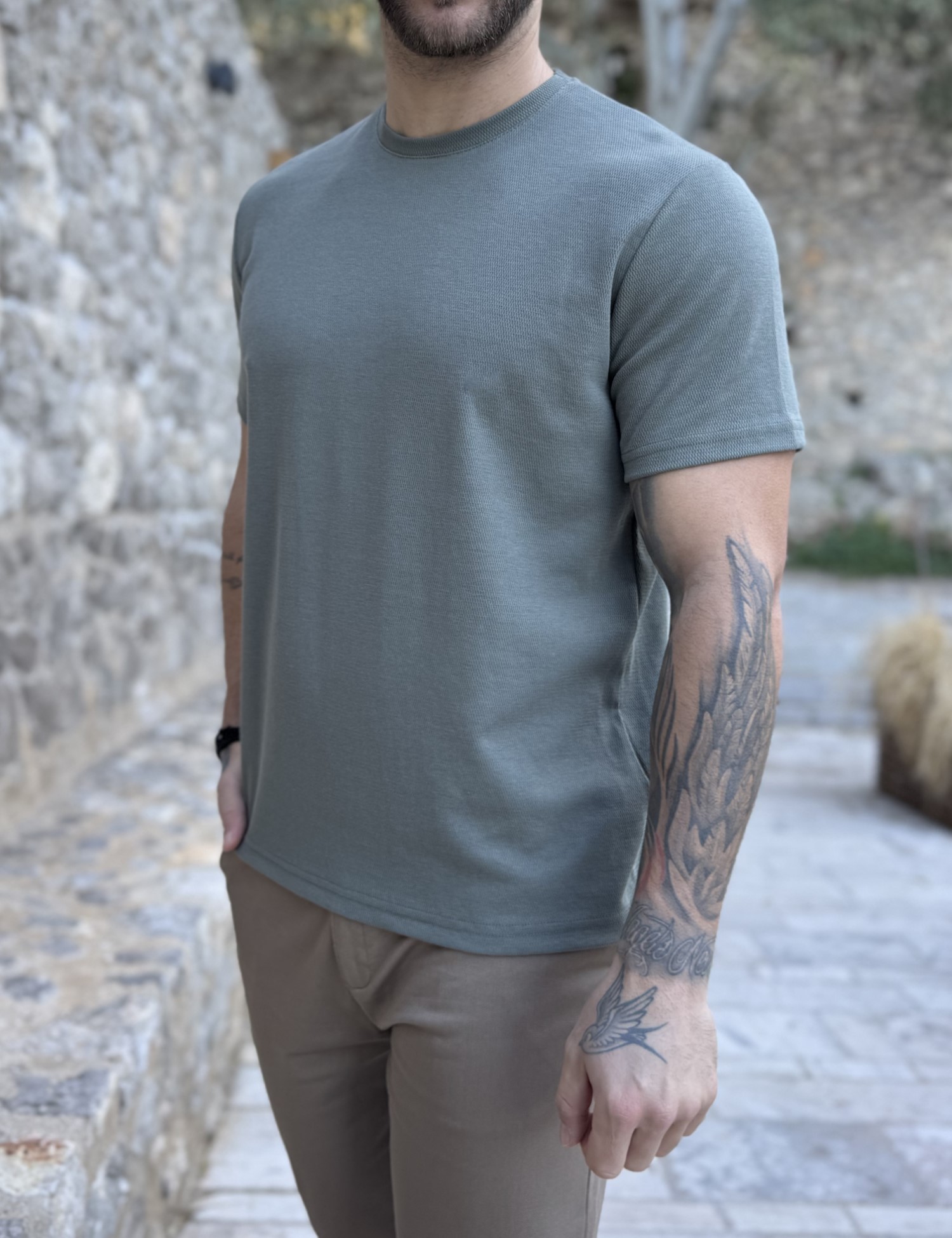 Ανδρική χακί κοντομάνικη μπλούζα με ανάγλυφο ύφασμα R260336X φωτογραφία